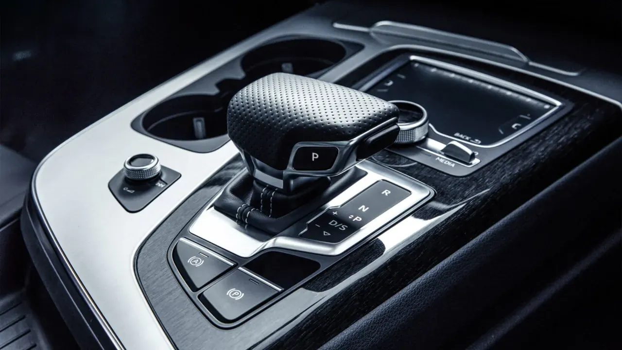 Close up of an Audi Q7 Automatic gearstick